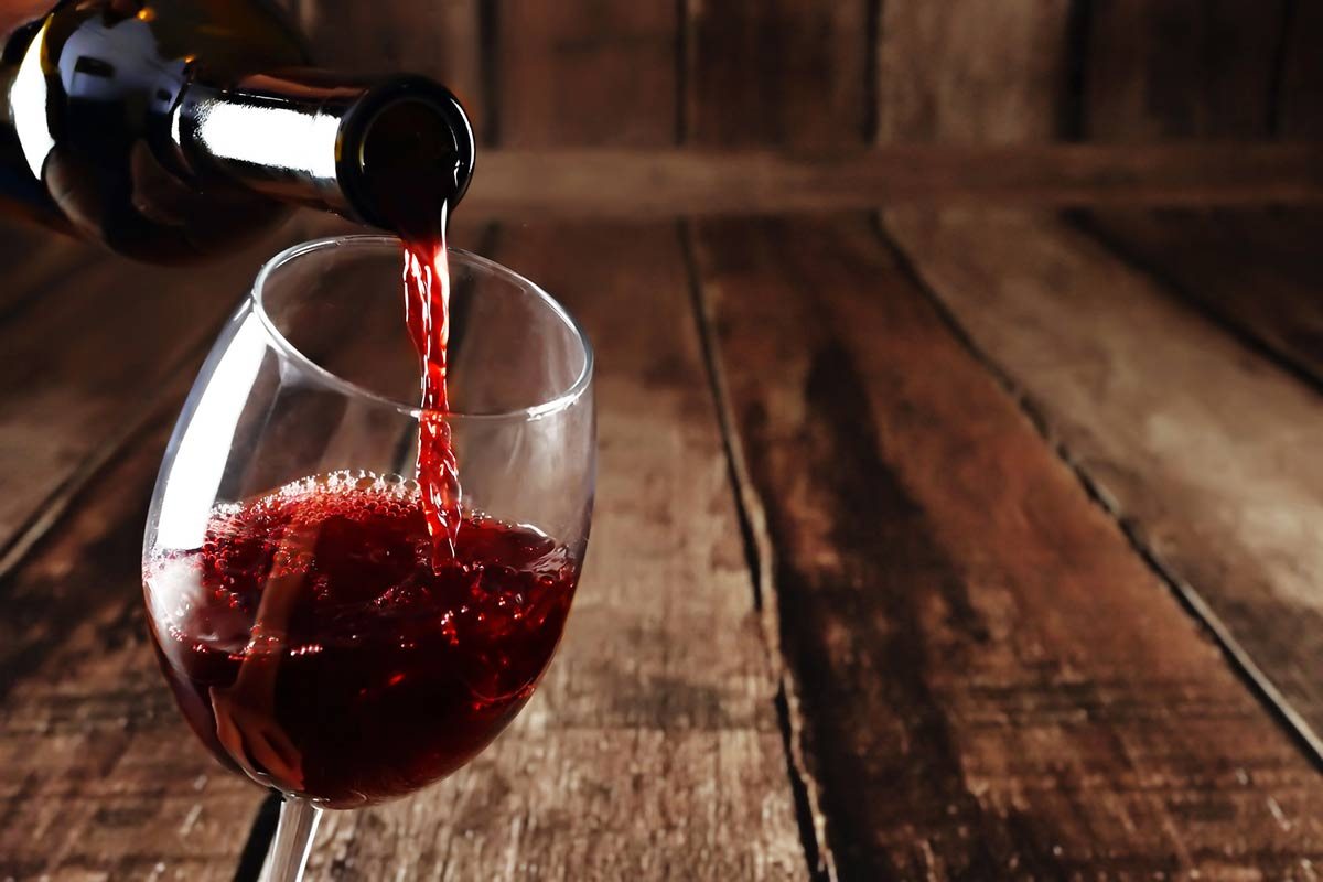 Vin rouge versé dans un verre
